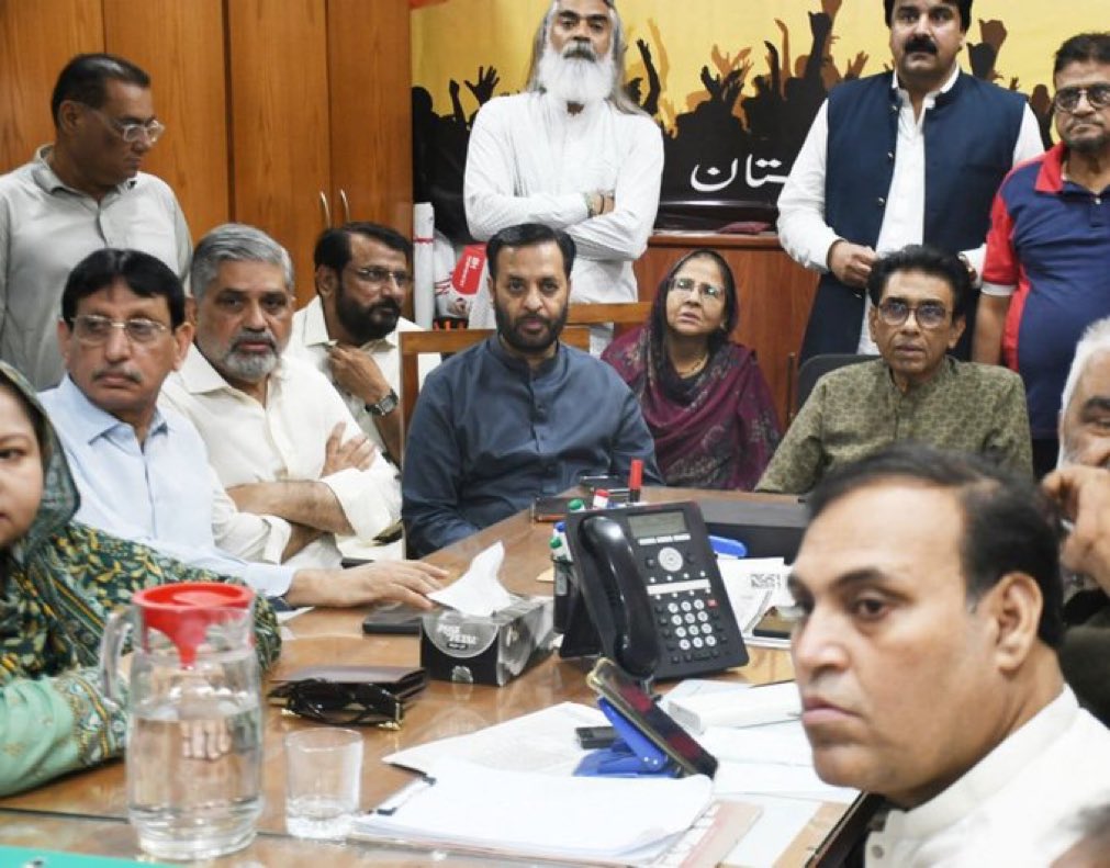 ایسا لگ رہا ہے جیسے ابھی بھی ایک فون کال کا انتظار ہی کررہے ہیں، نہیں؟؟ 
شکلیں دیکھو، یہ ب چ یومِ تاسیس منا رہے ہیں یا اپنے ابّا کے قل پڑھنے آئے ہیں

 #MQM42YearsWithAltaf