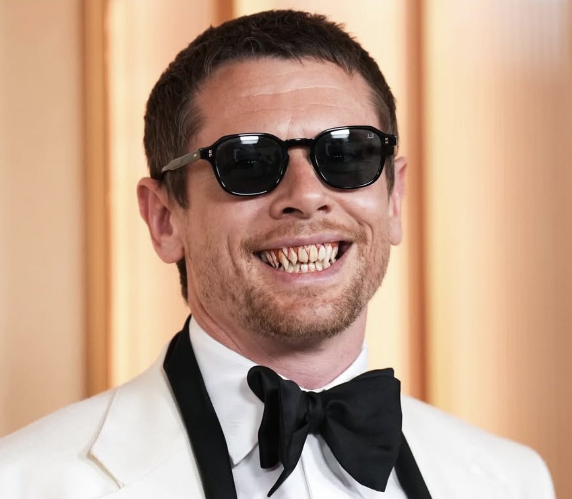 jack o’connell’s left pinky tweet media