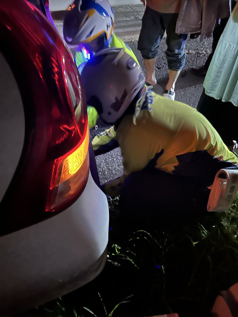 Ishavanisa's tweet photo. Sedang dalam perjalanan mudik, tiba-tiba ban mobil meledak di tol cipali km 183. Gak lama ada polisi patroli lewat.

5 menit langsung dibantuin ini itu sampai selesai 🥰

Hatur nuhun pisan polresta Cirebon 🙏🏻

#mudik2026 https://t.co/FTBPMQZsJa