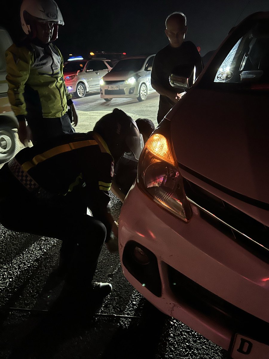 Ishavanisa's tweet photo. Sedang dalam perjalanan mudik, tiba-tiba ban mobil meledak di tol cipali km 183. Gak lama ada polisi patroli lewat.

5 menit langsung dibantuin ini itu sampai selesai 🥰

Hatur nuhun pisan polresta Cirebon 🙏🏻

#mudik2026 https://t.co/FTBPMQZsJa
