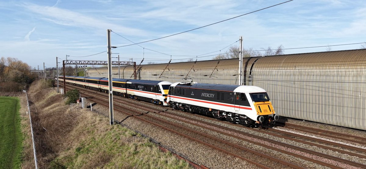 heavyhaul66's tweet photo. 89001 "Avocet" Passing Dallam Working 5Z32 Tebay to Crewe HS. 18th March 2026 @FreightmasterUK #Class89 https://t.co/8Lj6fHezci