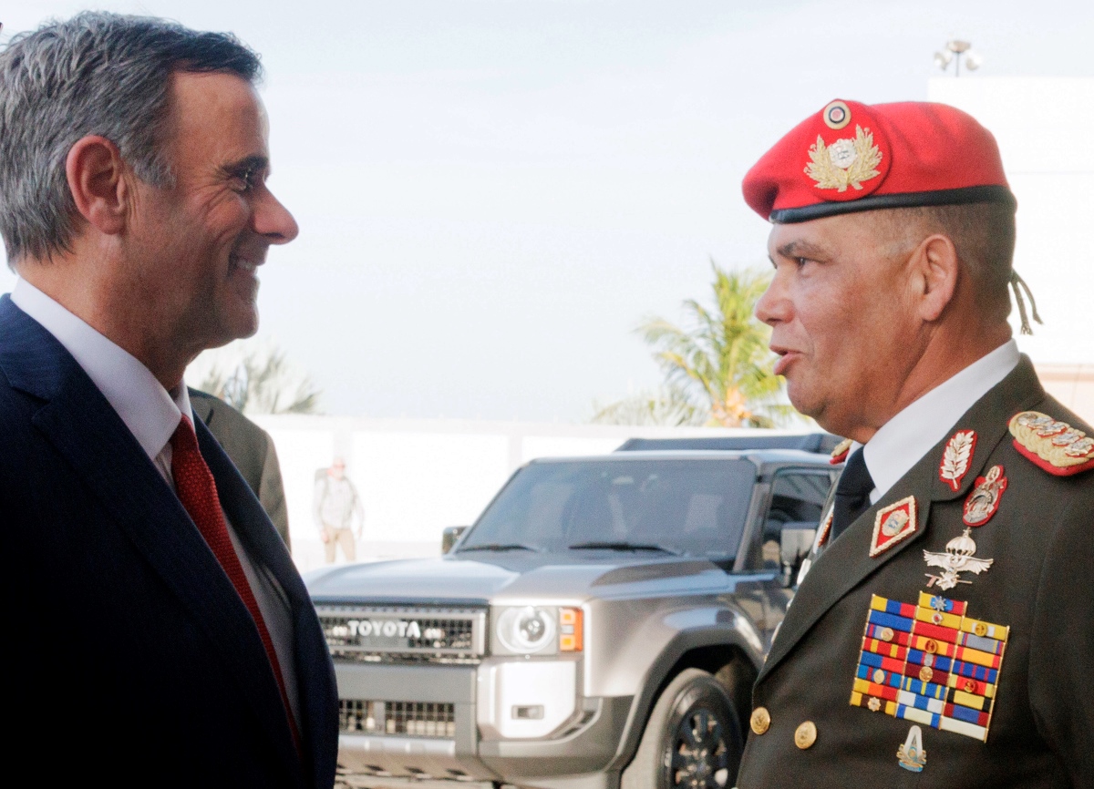 CaracasChron's tweet photo. 🫓 All smiles two months ago between CIA Director John Ratcliffe and Gustavo González López, our newly minted defense minister.

González López has long been considered an ally of repressor-in-chief Diosdado Cabello.

The Obama administration sanctioned González López in 2015. https://t.co/bj9FfsAVbP