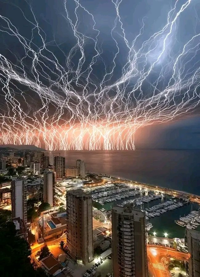 A lightning wall over the bay ⚡🌊🌩️

📍 Benidorm, Spain 🇪🇸
