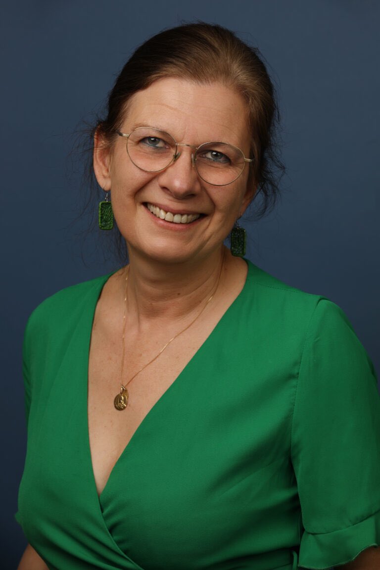 Catherine s’engage avec <a href="/vivreissy/">Vivre Issy Pleinement</a> pour les #Municipales2026. 
Catherine, très engagée auprès des plus fragiles, veut lutter contre l’écart qui se creuse entre les quartiers et veut stopper la bétonisation.

Dimanche 22, second tour, votez <a href="/vessieremartin1/">Vessiere Martine</a> ! 
Tapez 5️⃣ !