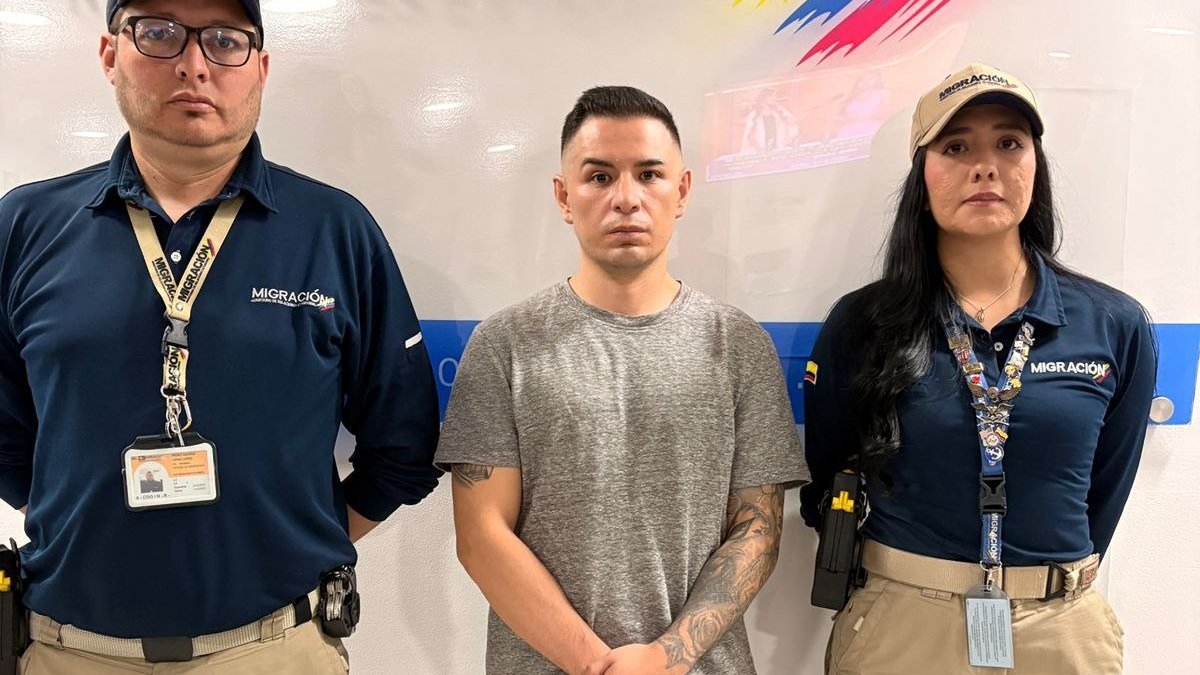 Vector_ecu's tweet photo. Alias “Lobo Menor”, Ángel Esteban Aguilar, presunto cabecilla de Los Lobos, fue capturado el 17 de marzo de 2026 en el aeropuerto Benito Juárez, Ciudad de México. Tenía alerta de Interpol y será trasladado a Ecuador.

#Noticia https://t.co/OLZ4rF6zmP