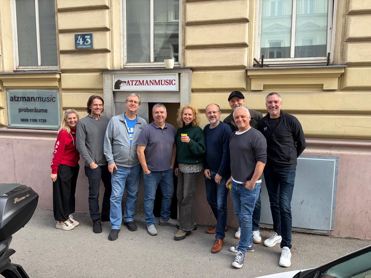 Die Crew macht sich bereit, die Zeitmaschine anzuwerfen! Am 27. März steigt "1966 - It Was 60 Years Ago Today" im Wiener Orpheum, und heute gab's dafür die erste Probe.

Man ist sich jetzt schon einig: das wird ein Wild Thing! #JUBEL