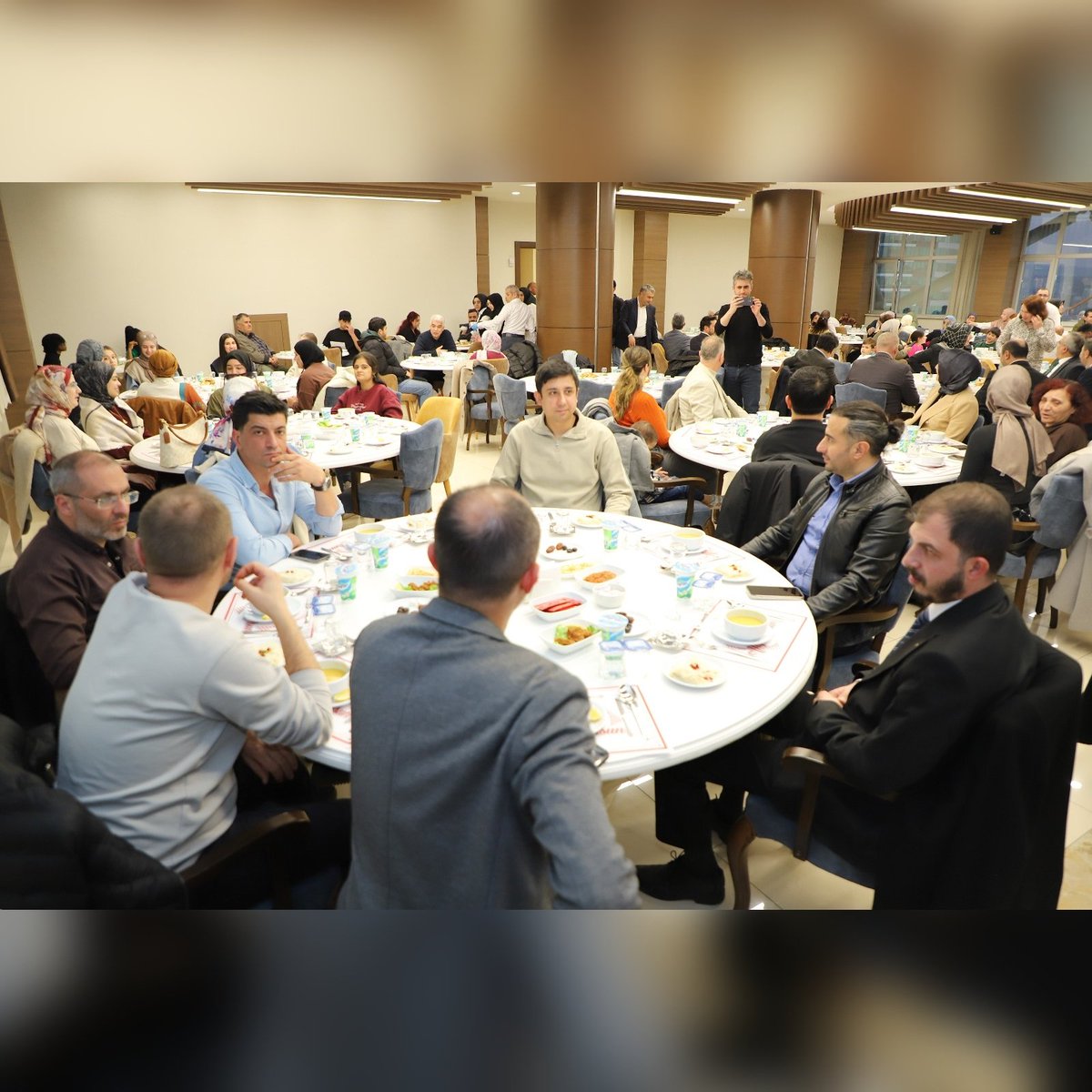 AYBÜ DİLMER’in düzenlediği iftar programı, Rektörümüz Sayın Prof. Dr. Ali Cengiz Köseoğlu ve TÜRKSOY Türkiye Temsilcisi Sayın Doç. Dr. Kutalmış Yalçın’ın katılımıyla gerçekleştirildi. Ramazan’ın bereketi, uluslararası öğrencileri bir araya getirdi.
<a href="/ybuankara/">Ankara Yıldırım Beyazıt Üniversitesi</a> <a href="/acengizkoseoglu/">Ali Cengiz Köseoğlu</a>