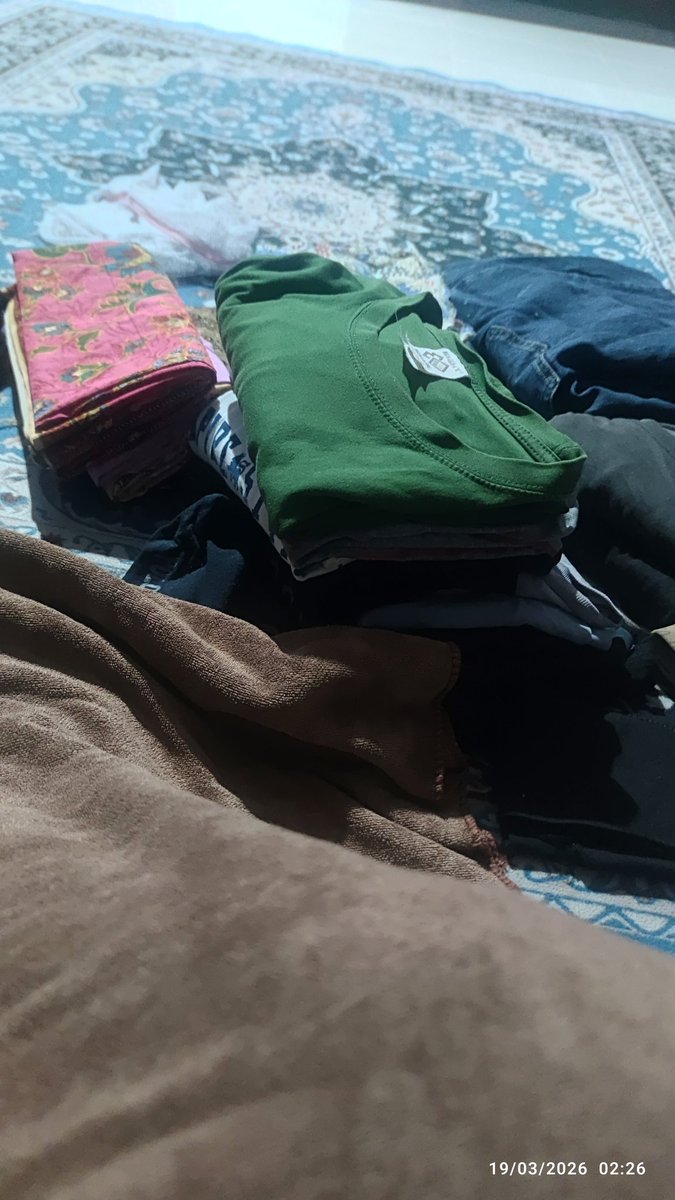 BungaDalamKaca's tweet photo. tak boleh tido, toleh kiri, toleh kanan, bakul baju x belipat menari - nari di ruangan mata, now here i am, folding cloth at 2am. wel done dear self. https://t.co/Ilg6UkPtWe