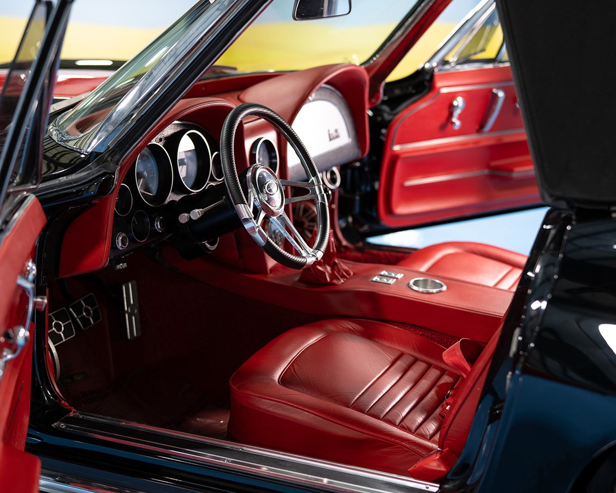 Barrett_Jackson's tweet image. Some legends never go out of style. From the Legacy on Wheels Collection, this custom 1967 @Chevrolet #Corvette Pro-Touring restomod convertible is powered by a 625hp LSX 427ci V-8 engine. Selling with No Reserve at the 2026 Palm Beach Auction.

More: bit.ly/PB26TW-1967Che…