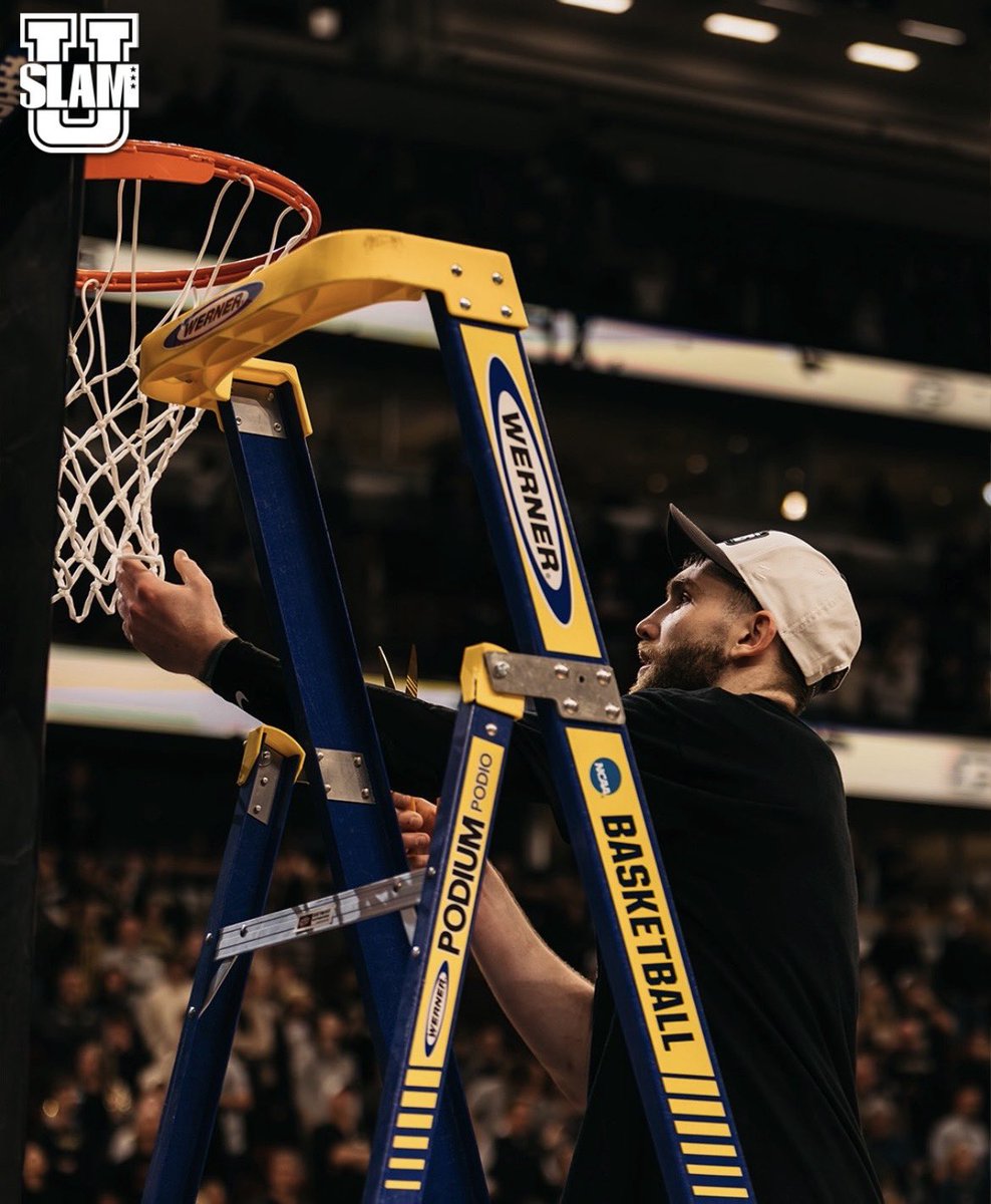 BoilerBurner1's tweet photo. FRESHMAN: Honorable mention all-B1G
SOPHOMORE: 1st team All-B1G, Cousy award finalist 
JUNIOR: B1G Player-of-the-Year, 1st Team All-American, Cousy award winner
SENIOR: 1st team All-B1G, BTT Most Outstanding Player, 1st Team All-American. 

2 assists away from the all-time assists record and 5️⃣ rings (and counting). 

Quite the career for the 198th ranked HS recruit. 

3️⃣🐐