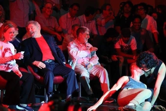 <a href="/UHN_Plus/">UHN Plus</a> Ele e seus cúmplices relaxando depois de vender o país para os chineses