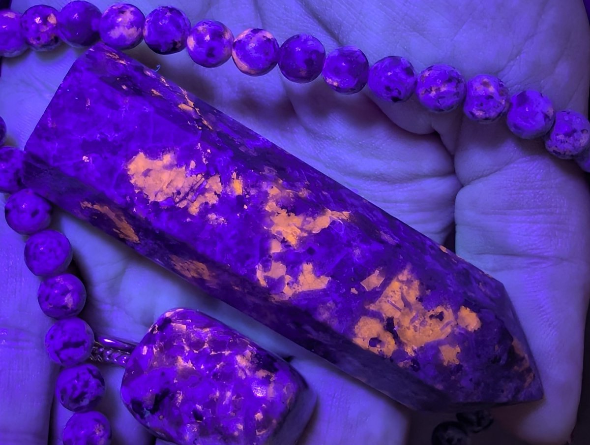 PMounou's tweet photo. Ma #PierreNaturelle du jour est la fascinante #Yooperlite appelée aussi pierre de feu 🔥
Il s'agit d'une syénite (roche plutonique) riche en sodalite fluorescente.
Grise à la lumière du jour, elle se pare d'orange sous la lumière noire 🌑
Sa dureté est entre 5 et 6 sur l'échelle de Mohs.
On l'associe à l'ancrage et la créativité !
#minéralogie