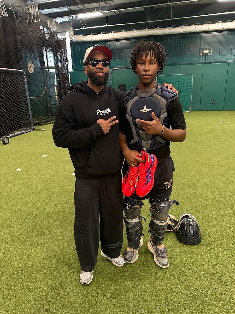 Nickee Holden tweet media