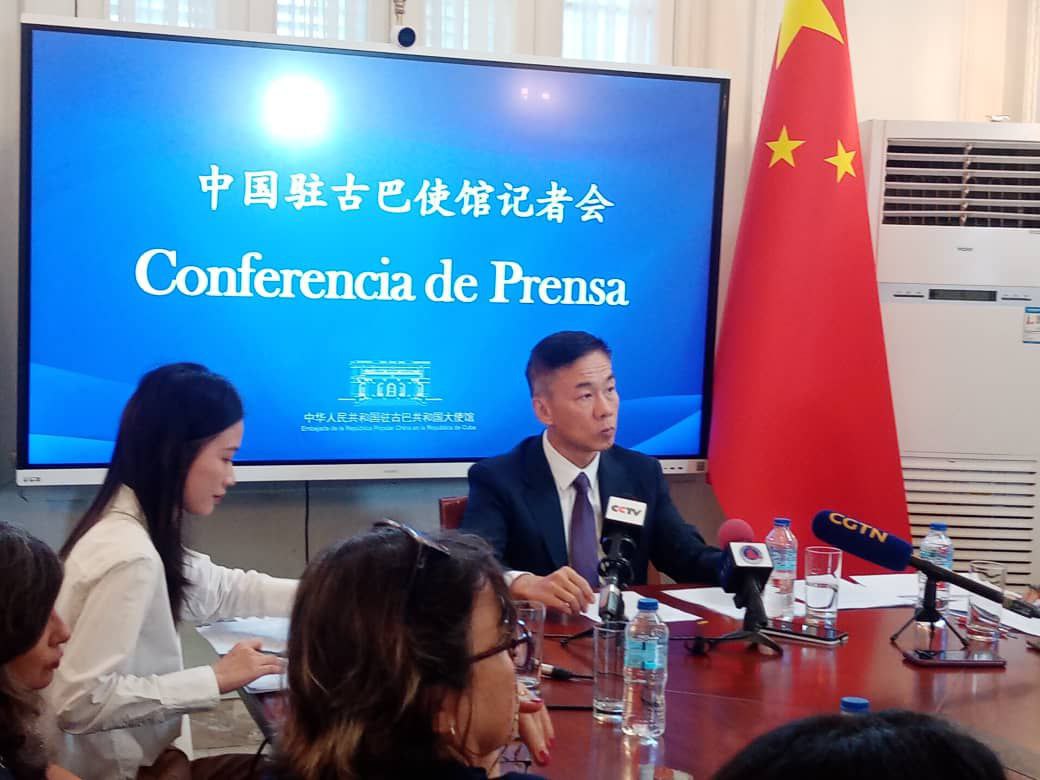China apoya a Cuba en la salvaguarda de su soberanía y seguridad nacional, se opone a que fuerzas externas ejerzan presión sobre esta y exige a EUA que cese de inmediato todas las acciones hostiles y de injerencia contra la isla, afirmó el embajador del gigante asiático Hua Xin.