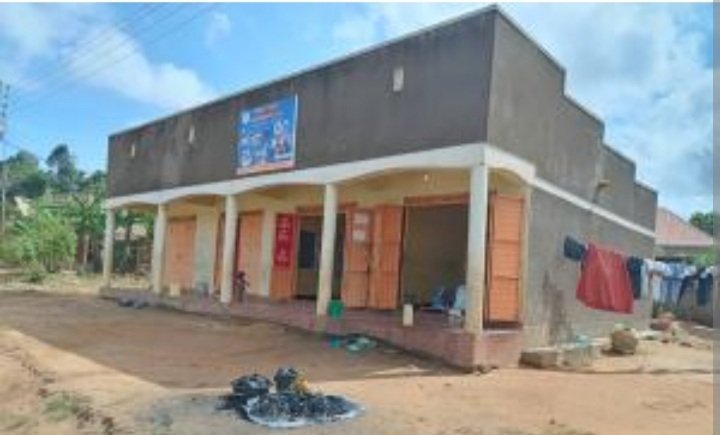 nikita_helene's tweet photo. i think this roadside shop style is part of our peri-urban look. 

i see this and i instinctively think of uganda https://t.co/kFakt1w6hU