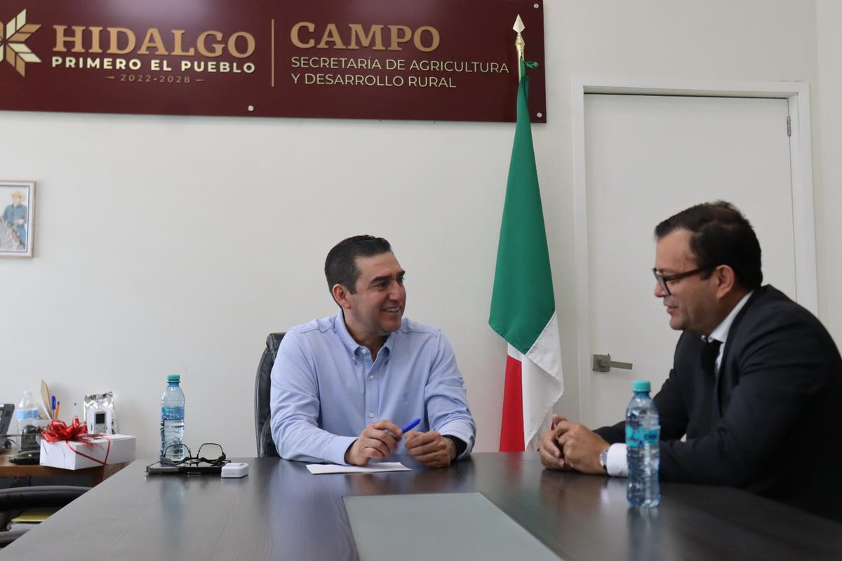 GlezNapoleon's tweet photo. El diálogo que suma, se transforma en acciones. 🌱

Hoy recibí al diputado Julián Nochebuena para seguir impulsando al campo con trabajo y compromiso. 💬

Avanzamos con el gobernador @juliomenchaca_  #ElHidalgoQueQueremos https://t.co/22w52Dtg0n