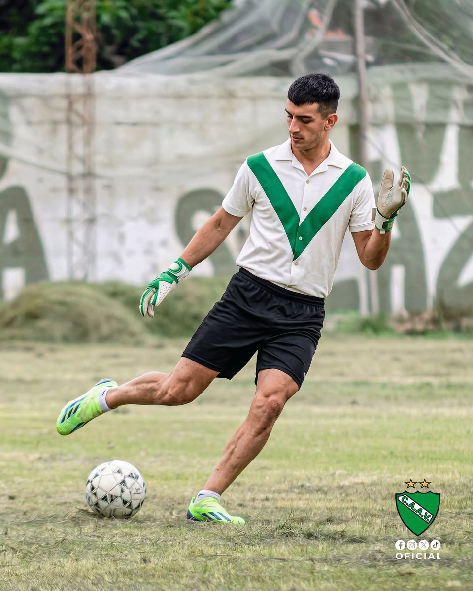 AltoVerdeSimoca's tweet photo. En el día del aniversario, nuestros jugadores vistiendo algunas de las camisetas emblematicas que formaron parte de la historia del Club Atlético Alto Verde 😍💚🙌 https://t.co/hthDHvRoml