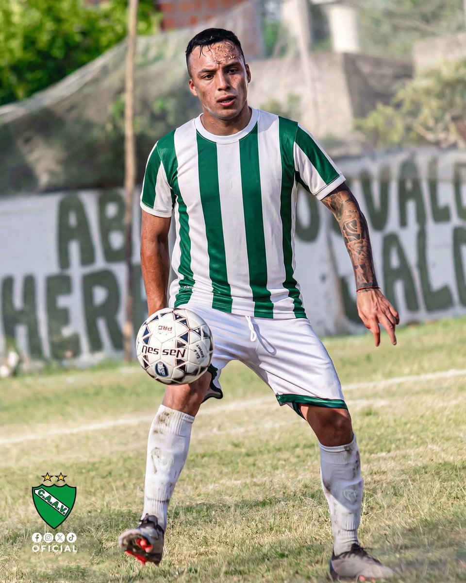AltoVerdeSimoca's tweet photo. En el día del aniversario, nuestros jugadores vistiendo algunas de las camisetas emblematicas que formaron parte de la historia del Club Atlético Alto Verde 😍💚🙌 https://t.co/hthDHvRoml