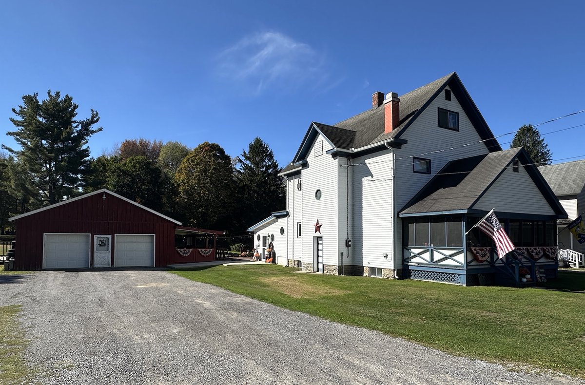 NYLandQuest's tweet image. HOUSE with GARAGE in Angelica NY.  3 beds, 2 full baths, 2,066 sq. ft.  2-car detached garage complete with electric and a wood stove.  Expansive deck features outdoor lounge and hot tub area.  $149,900.  nylandquest.com/property/lq128… @NYLandQuest #house #moveinready #WesternNY #hottub