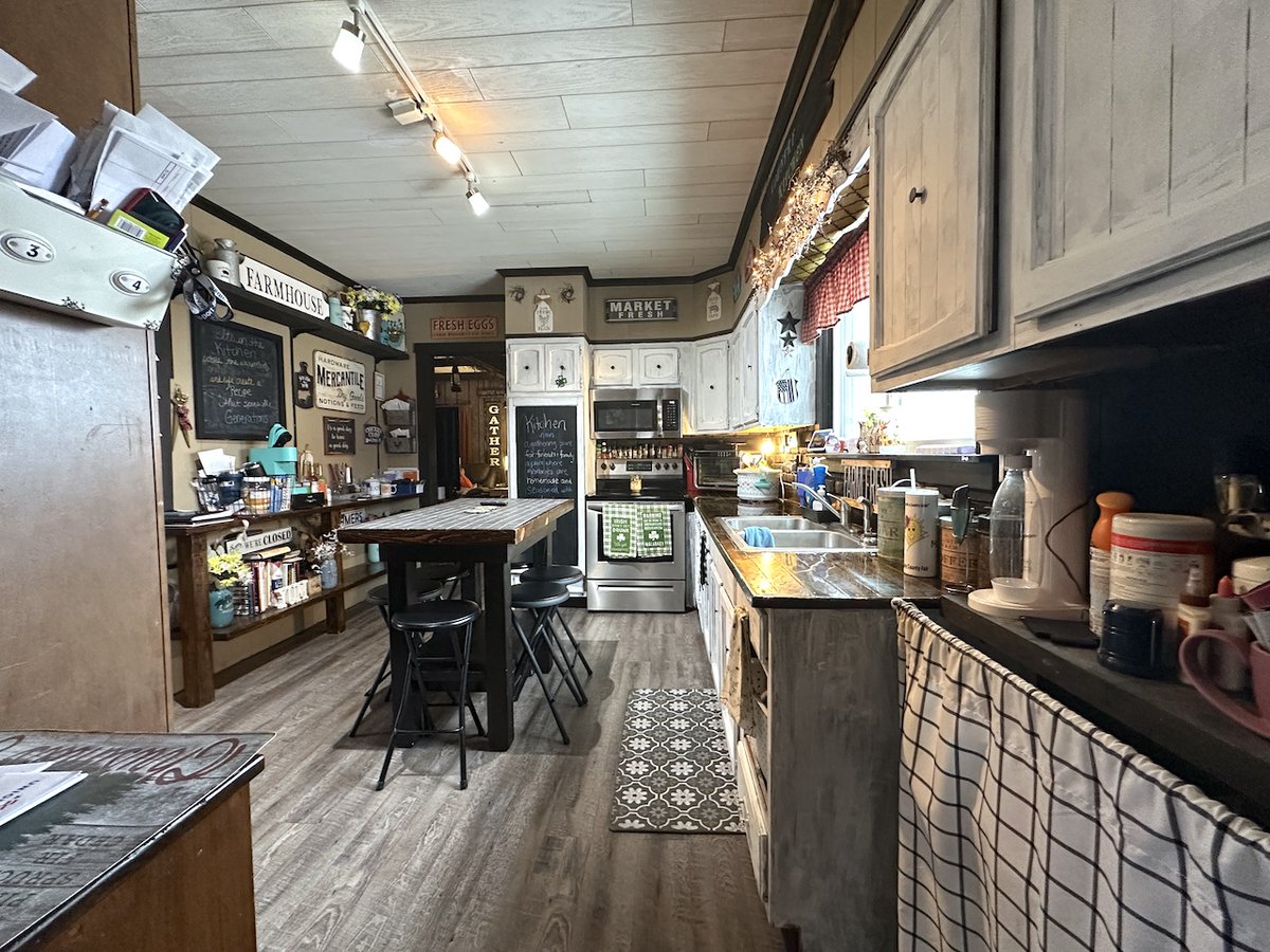 NYLandQuest's tweet image. HOUSE with GARAGE in Angelica NY.  3 beds, 2 full baths, 2,066 sq. ft.  2-car detached garage complete with electric and a wood stove.  Expansive deck features outdoor lounge and hot tub area.  $149,900.  nylandquest.com/property/lq128… @NYLandQuest #house #moveinready #WesternNY #hottub