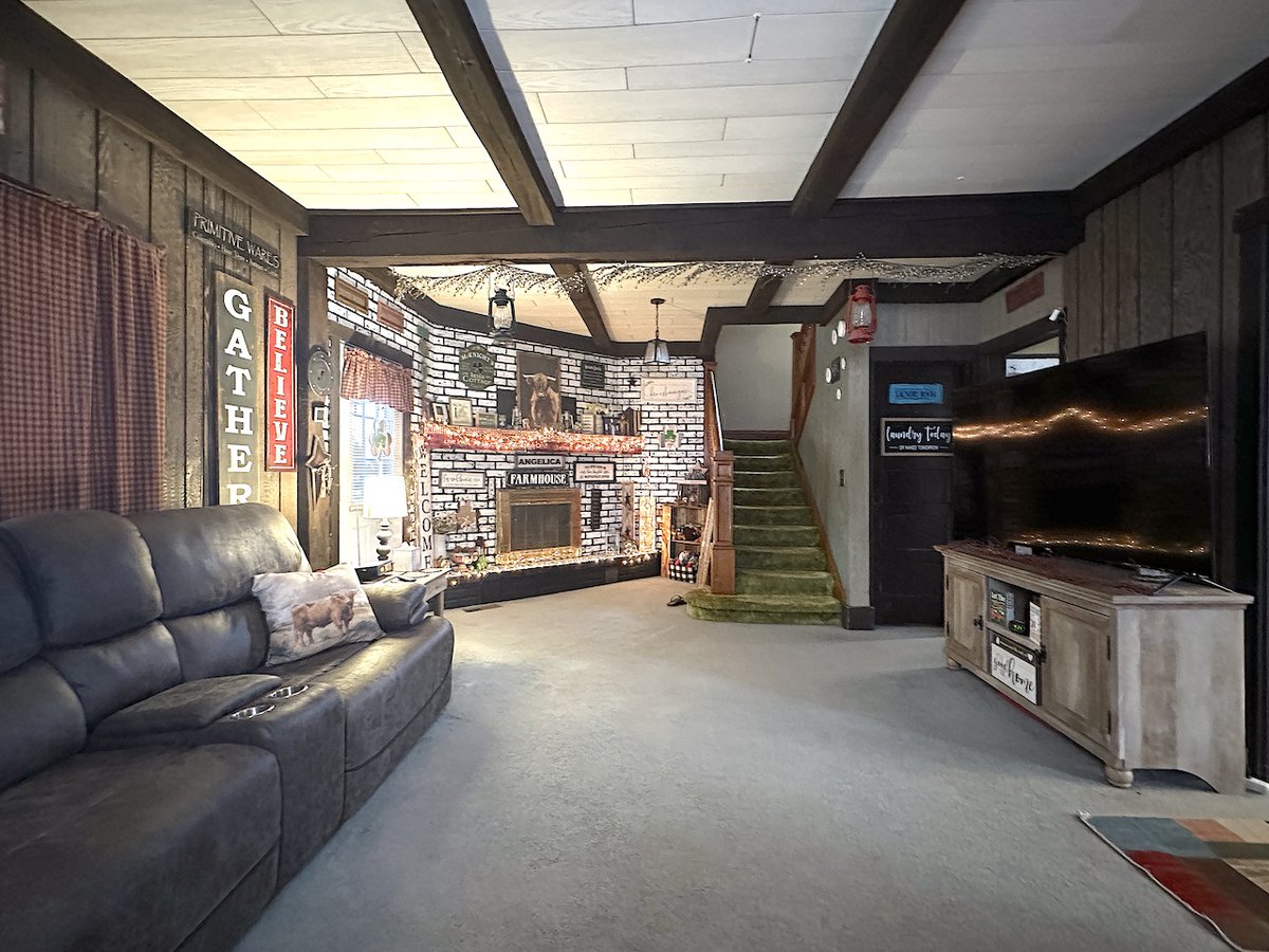 NYLandQuest's tweet image. HOUSE with GARAGE in Angelica NY.  3 beds, 2 full baths, 2,066 sq. ft.  2-car detached garage complete with electric and a wood stove.  Expansive deck features outdoor lounge and hot tub area.  $149,900.  nylandquest.com/property/lq128… @NYLandQuest #house #moveinready #WesternNY #hottub