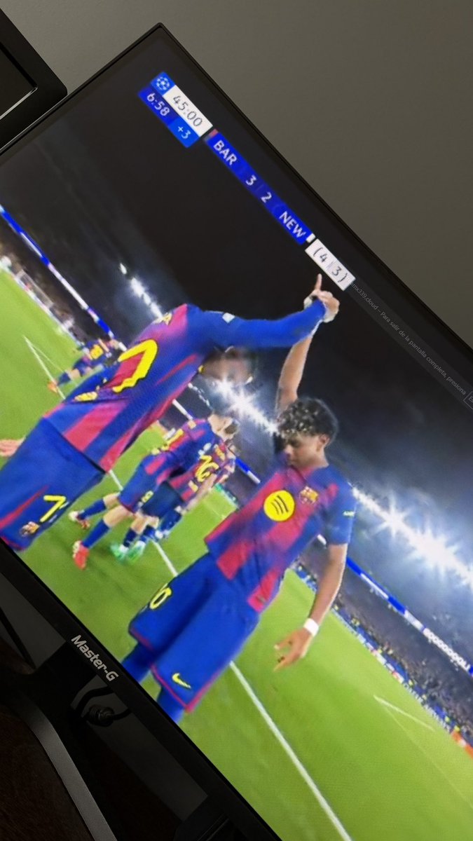 candia2121's tweet image. Penalazooo que le hizo Trippier! A Raphinha! Va LAMINEEEEE!!!!!! Gooooooooool de Lamine! El Barça lo va ganando! 

Barcelona 3 - 2 New Castle