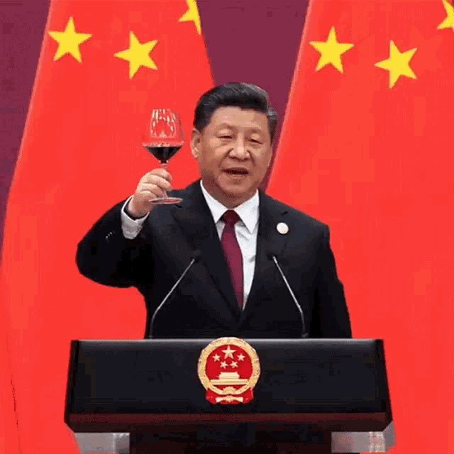 LBC_Hegemonia's tweet photo. Un amigo solía decir que China iba a ser el gran perdedor de este siglo, que Washington iba a atropellar a Beijing para reconstruir su grandeza imperial de cara a lo que queda del siglo XXI, etc. O algo así.

Veamos cómo va eso.

En esta actual guerra del Golfo Pérsico China ha desplegado un total de cero soldados, gastando en el proceso exactamente nada. En cambio, le vendió a Irán armamento por lo equivalente a unos 5 mil millones de dólares.

Lo equivalente, por supuesto, es solo para tener una idea de cuánto dinero representa eso. En realidad, la cosa no pasa por el dólar en momento alguno: Irán le paga a China finalmente en petróleo y a un precio por barril muy inferior al de mercado. Esa es una alianza estratégica buena para ambos.

La demanda por el yuan crece exponencialmente a medida que se derrumba la demanda por el dólar en el mundo. Y eso es porque el petrodólar no existe más, Irán lo mató y lo reemplazó por el petroyuan al exigir el pago por su petróleo en moneda china.

De paso, la ventana para reconquistar Taiwán va a estar cada vez más abierta a medida que las capacidades militares de los Estados Unidos vayan quedando enterradas en Irán.

Y ahí Occidente pierde el acceso a los microprocesadores, vitales para todo en el mundo actual. Se los queda China.

No cayó una sola bala en China, no se destruyó nada de su infraestructura ni de su aparato productivo. Cuando la guerra termine todo eso va a estar ahí, intacto y listo para producir masivamente todo lo que el mundo va a necesitar para reconstruirse.

Irán, cómo decíamos acá al principio de todo esto, iba a funcionar como un cebo de los chinos y los yanquis no tenían que morder. Pero mordieron porque son esclavos de Israel. Y ahí la quedaron.

¿No será más bien que los grandes perdedores en esta locura imperialista del “compañero” Netanyahu van a ser precisamente los yanquis?

El cálculo geopolítico y la simpatía ideológica no van de la mano.