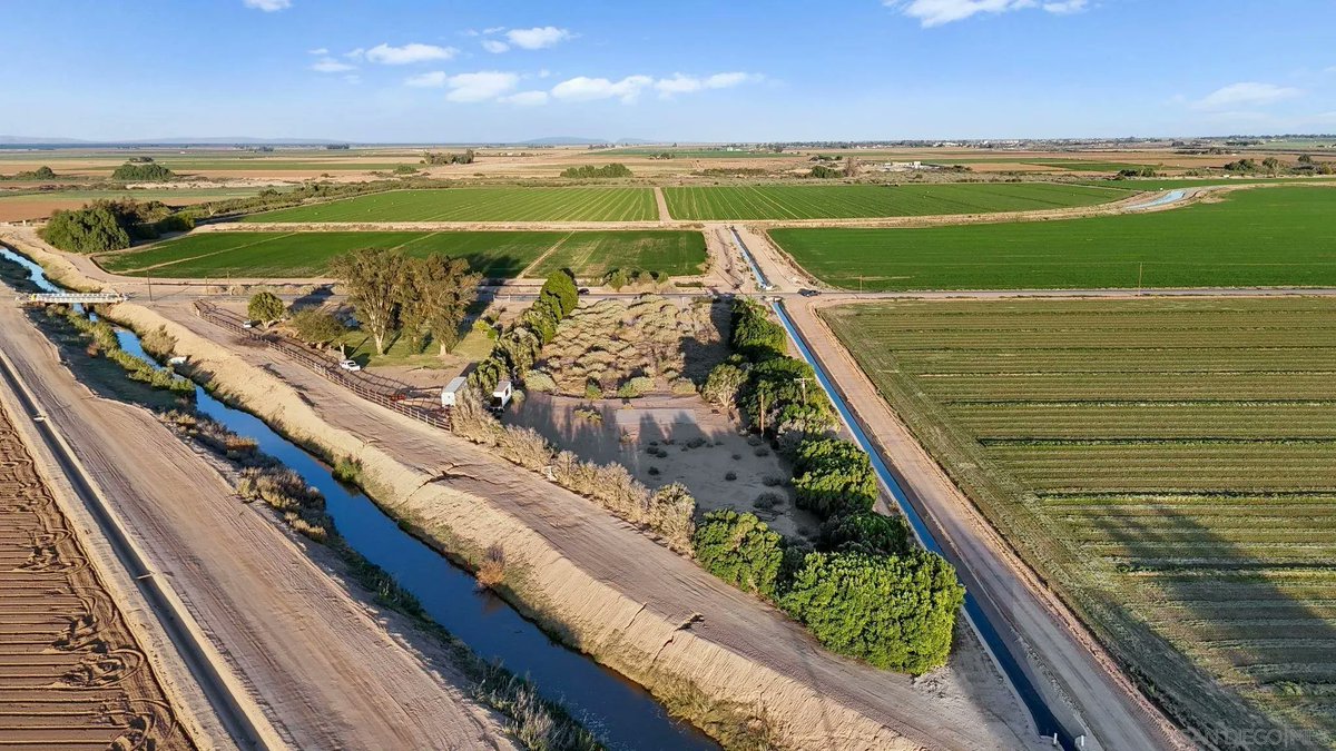 RealtorVinceC's tweet photo. 2465 Meloland Rd, El Centro, CA, 92243
0 bed | 
Active | 250000
https://t.co/kUi90NKN6e
2465 Meloland Rd, El Centro - Sitting on 3.66 acres, this property offers a great opportunity with room to build, grow, and make it your own. The land features a water well with pump house,... https://t.co/ftIBVGwRFS