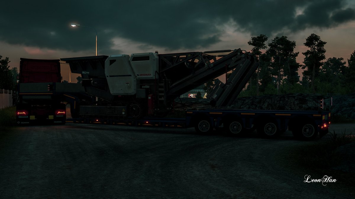 JegerLeonHan's tweet photo. As the ground clearance is too low in site, I had to raise all the suspensions to the highest level for both truck and low loader.

#VirtualTruckDriver #VirtualPhotography #ETS2 #Scania #HeavyHaul https://t.co/2Iadw6D1Xl
