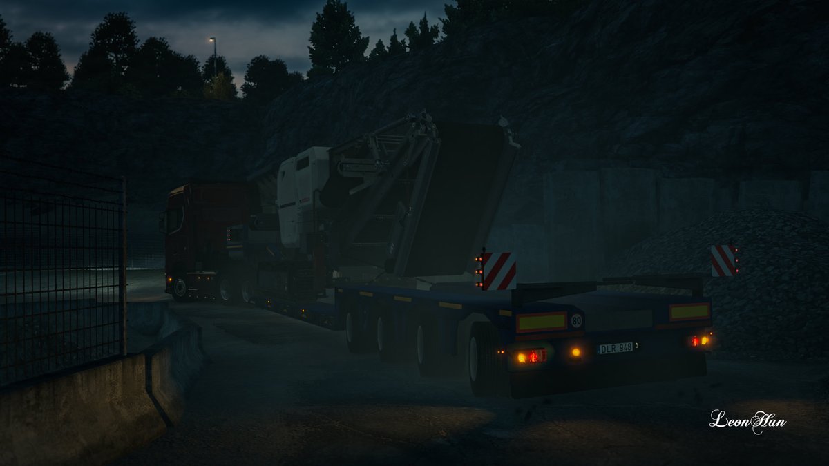 JegerLeonHan's tweet photo. As the ground clearance is too low in site, I had to raise all the suspensions to the highest level for both truck and low loader.

#VirtualTruckDriver #VirtualPhotography #ETS2 #Scania #HeavyHaul https://t.co/2Iadw6D1Xl