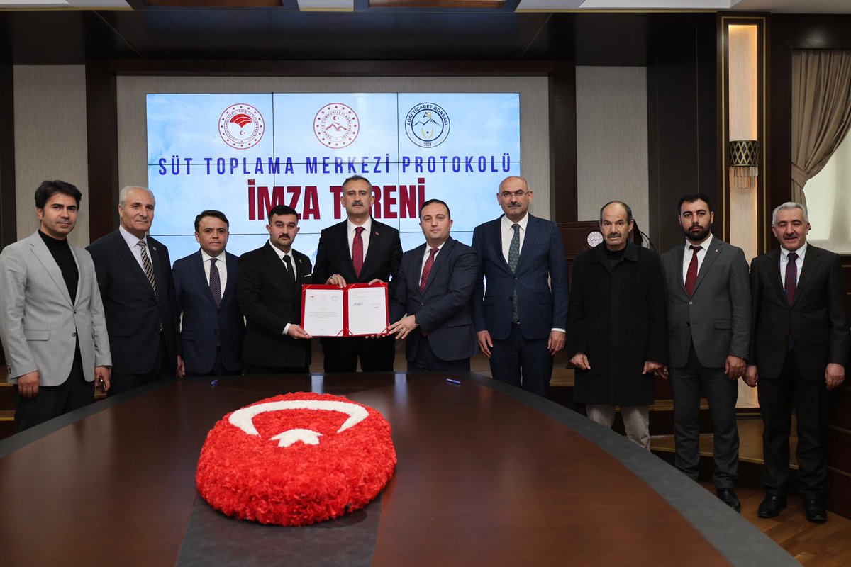 İlimizde tarım ve hayvancılık alanında önemli bir adım daha atıldı.

Süt üreticilerimizin desteklenmesi, üretimde kalite ve verimliliğin artırılması amacıyla Tarım ve Orman İl Müdürlüğümüz, İl Özel İdaresi ve Ağrı Ticaret Borsası iş birliğiyle "Süt Toplama Merkezi Protokolü"