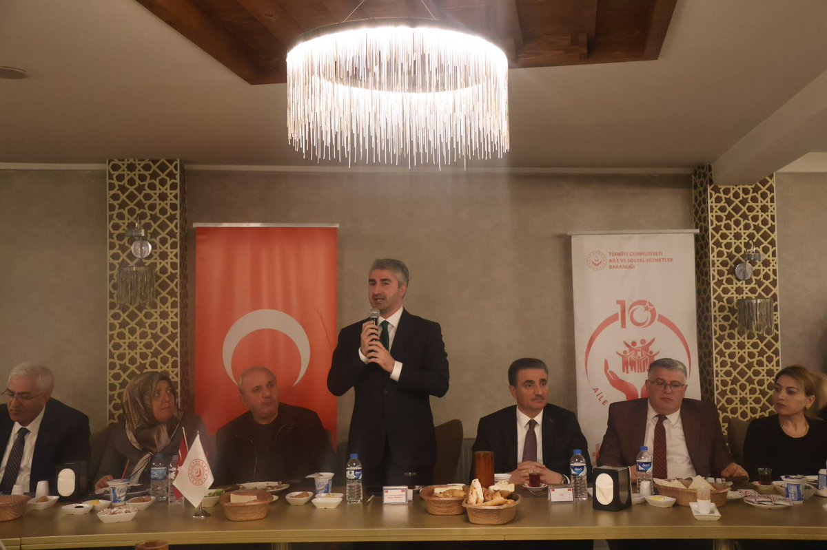 ztarikdaroglu's tweet photo. 📍Erzurum

Aziz şehitlerimizin kıymetli yakınları, Erzurum Valimiz Sayın @aydinbarus22, kıymetli milletvekillerimiz Sayın @avfatmaoncu ve Sayın @ozmehmetemin, Erzurum Büyükşehir Belediye Başkanımız Sayın @mehmetsekmen, MHP Erzurum İl Başkanı Sayın @ademyurdagul, Erzurum’umuzda Şehit Yakınları ve Gazilerimize yönelik çalışmalar yürüten sivil toplum kuruluşlarının kıymetli temsilcileri ile iftar sofrasında bir araya geldik.

Aziz şehitlerimizin emanetleri ve kahraman gazilerimizin daima yanında olmaya kararlılıkla devam edeceğiz.