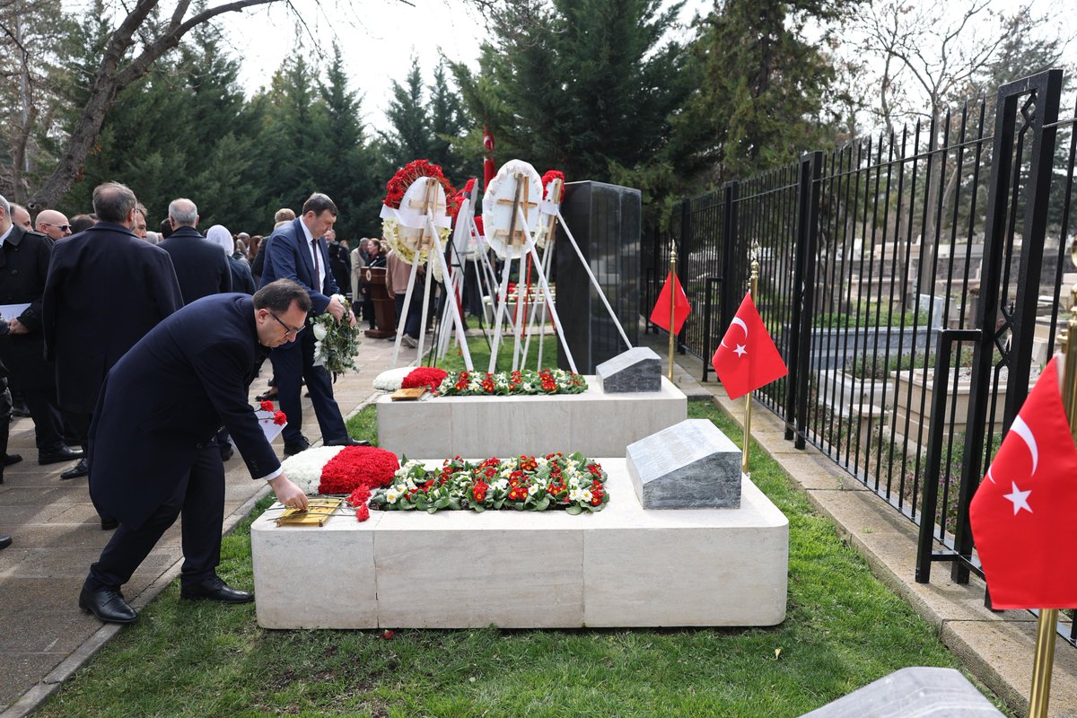 18 Mart Şehitleri Anma Günü ve Çanakkale Zaferi’nin 111. yıldönümünde, Cebeci Asri Mezarlığındaki Dışişleri Şehitliği'ni ziyaret ederek, yurtdışında görevleri başındayken hain terör saldırılarında şehit edilen diplomatlarımızı, kamu görevlilerimizi, aile fertlerini ve vatanımız