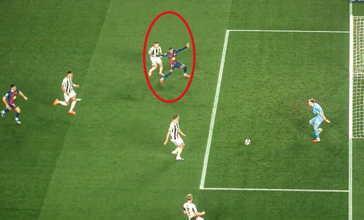 BarcaNewsFRA's tweet image. 🚨🗣️ Tony Chapron : « Trippier doit prendre rouge sur la situation. »