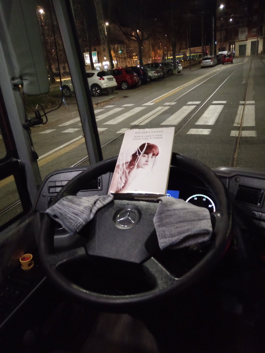GranataRosalino's tweet image. Leggo con piacere "Bianca come il latte rossa come il sangue", un libro molto bello che consiglio a tutti, bravo, #Guido!