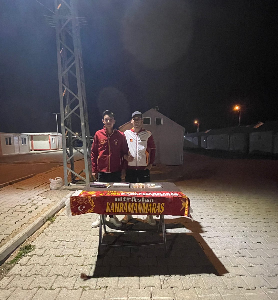 18 mart çanakkale zaferin’de bu vatan için şehit olan askerlerimizin hayrına lokum ikramında bulunduk. Askerlerimizi saygı,sevgi ve minnetle anıyoruz 
Ruhları şad olsun.

#18MartÇanakkaleZaferi 
#uAYurtiçi 
#ultrAslanLiseKahramanmraş