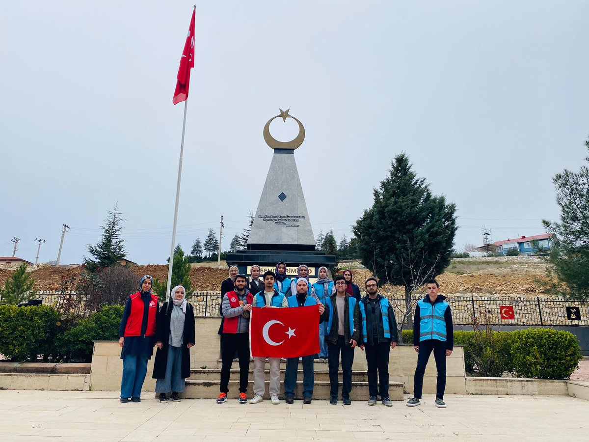 GSB_BucakGM's tweet photo. 🇹🇷 18 Mart Çanakkale Zaferi ve Şehitleri Anma Günü’nün 111. yılında, Bucak ve Oğuzhan Yurdunda kalan gençlerimizle birlikte şehitliğimizi ziyaret ederek vatan uğruna canlarını feda eden kahramanlarımızı dualarla andık.

#18MartÇanakkaleZaferi
#ÇanakkaleGeçilmez https://t.co/tSZ05AAkQ0