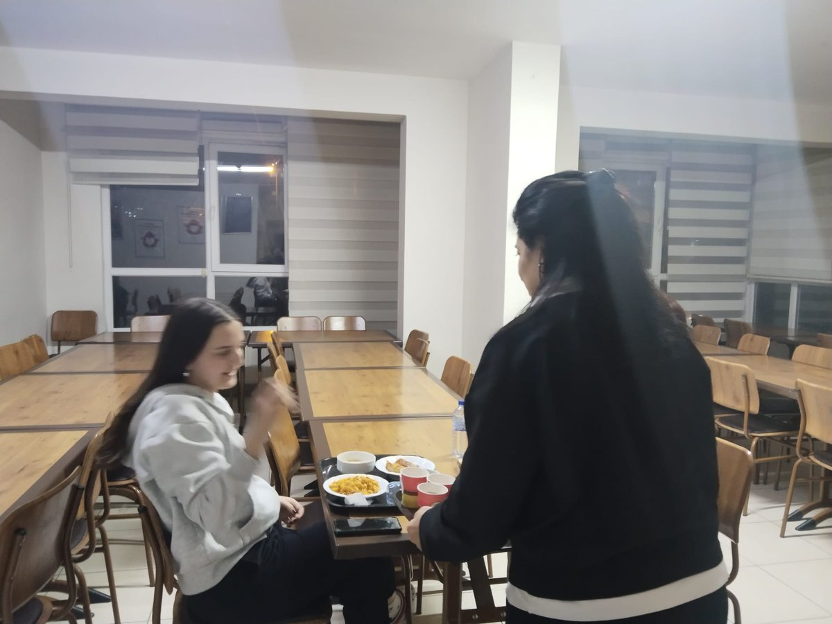 AnkaraKYGM's tweet photo. 📍Bağlıca Yurdu

Çanakkale ruhunu yaşatmaya devam ediyoruz 🇹🇷

18 Mart Çanakkale Şehitleri Anma Günü’nde, ecdadımızın yokluk içinde yazdığı destanı bir nebze de olsa hissettirebilmek adına öğrencilerimize üzüm hoşafı ve kuru ekmek ikramında bulunduk. https://t.co/8NoqQwrO3H