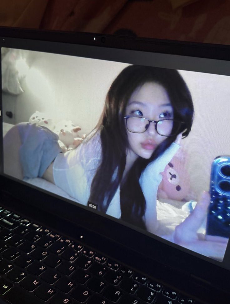 asian girl 🤝 laptop selfie https://t.co/Zce5jPBmZ1