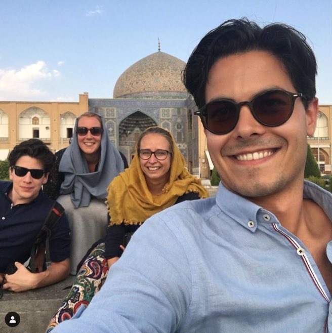 Dwarcelone1's tweet image. Het zal mij worst zijn of hij Homo is. Hij is gewoon een Charlatan,  Farizeeër, #EUDICTOCRAAT en een incompetente #WEFpuppet .
Die de #RutteDoctrine voortzet in dit #partijkartel #WEFschwabinet in de Haagse Slangenkuil en Brussel 🤢🤮