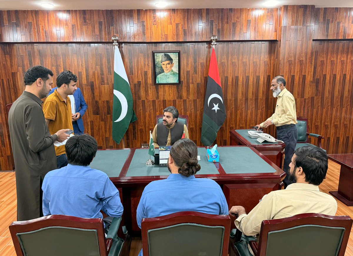 پیپلز اسٹوڈنٹ  فیڈریشن کراچی کے صدر  <a href="/EngrMadniRaza/">Engr Madni (Nedian) 🇵🇰</a>  اور نائب صدر اکبر گلگتی کا وزیر بلدیات سندھ <a href="/SyedNasirHShah/">Syed Nasir Hussain Shah</a> صاحب سے ان کے افس میں ملاقات مختلف امور پر گفتگو ہوئی
<a href="/BBhuttoZardari/">Bilawal Bhutto Zardari</a> <a href="/AseefaBZ/">Aseefa B Zardari</a> <a href="/SyedNasirHShah/">Syed Nasir Hussain Shah</a>
