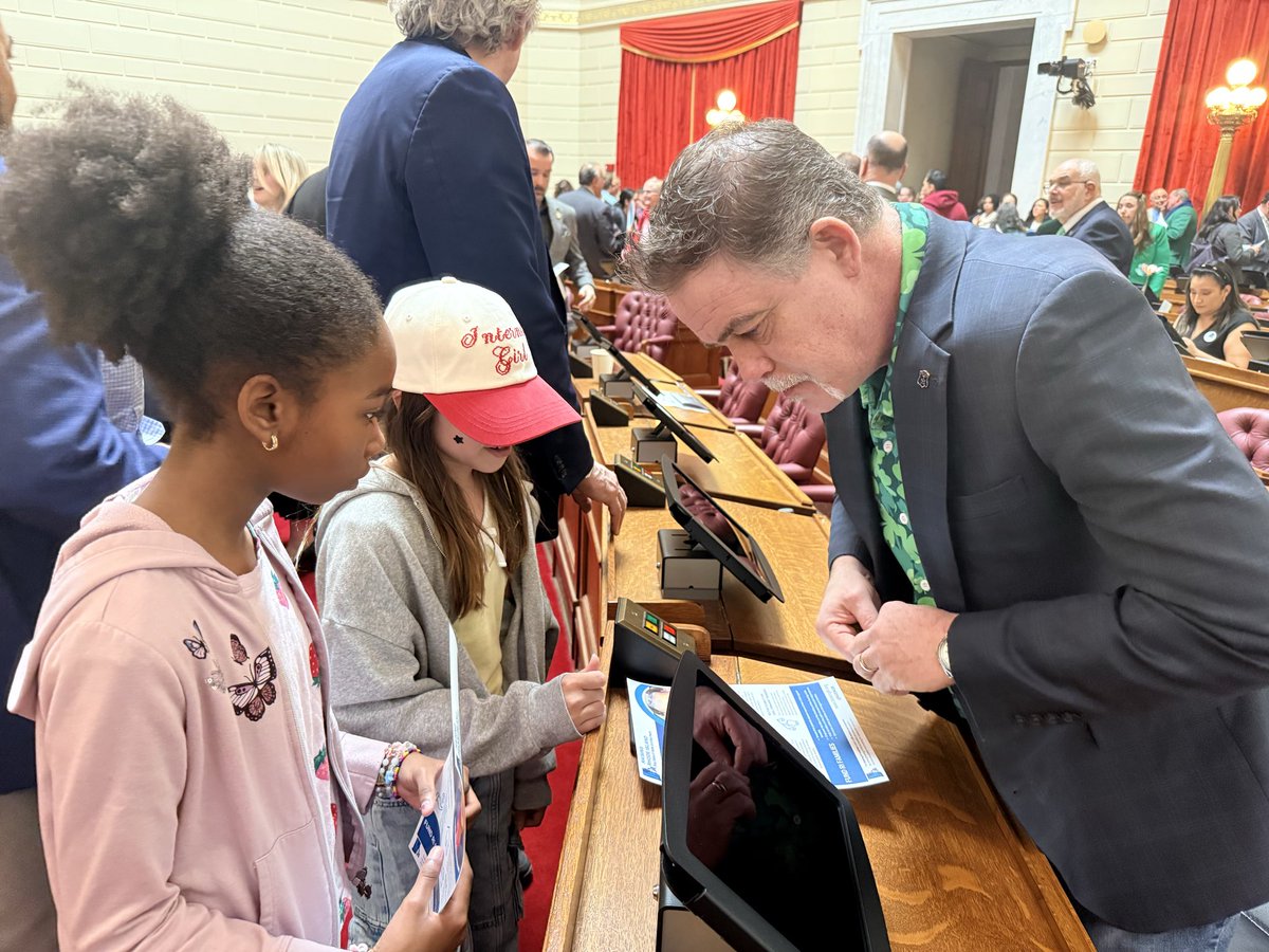 RI KIDS COUNT tweet media