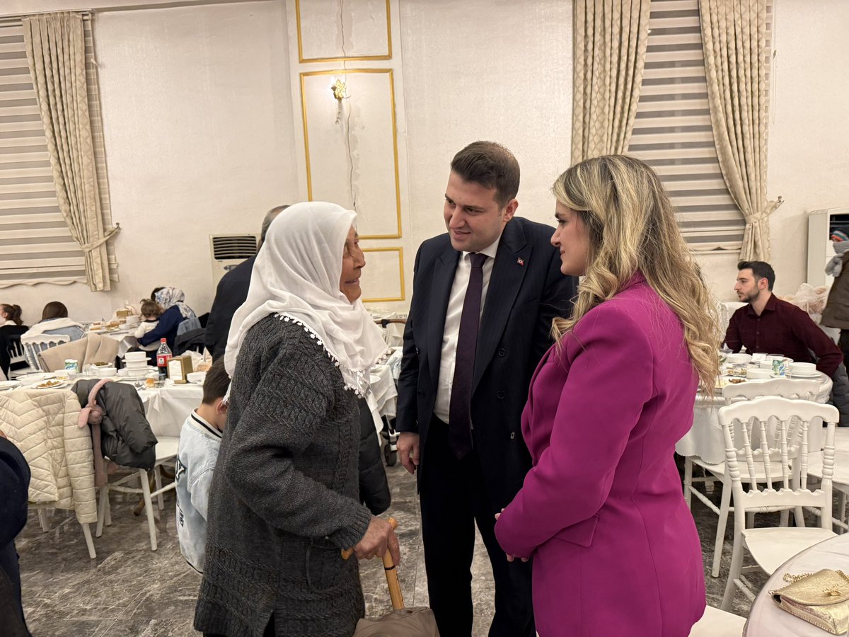 CivrilKaymakaml's tweet photo. Kaymakamımız Sn. @fatihcidiroglu , eşi Uzm. Dr. Ayşe CIDIROĞLU Hanımefendi ile birlikte şehit ailelerimiz ve gazilerimizle iftar programında bir araya geldi.
Ramazan ayının manevi atmosferinde gerçekleşen programda birlik, beraberlik ve vefa duyguları paylaşıldı.

#Çivril https://t.co/dl38e35aTj