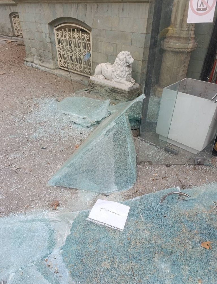Iran_GOV's tweet photo. In the wake of the US and Zionist regime's attacks early Tuesday on the historic site of #Saadabad, three historical buildings within the complex suffered significant structural damage due to the wave of explosions.
#Iran https://t.co/1Jl5rXtGKJ