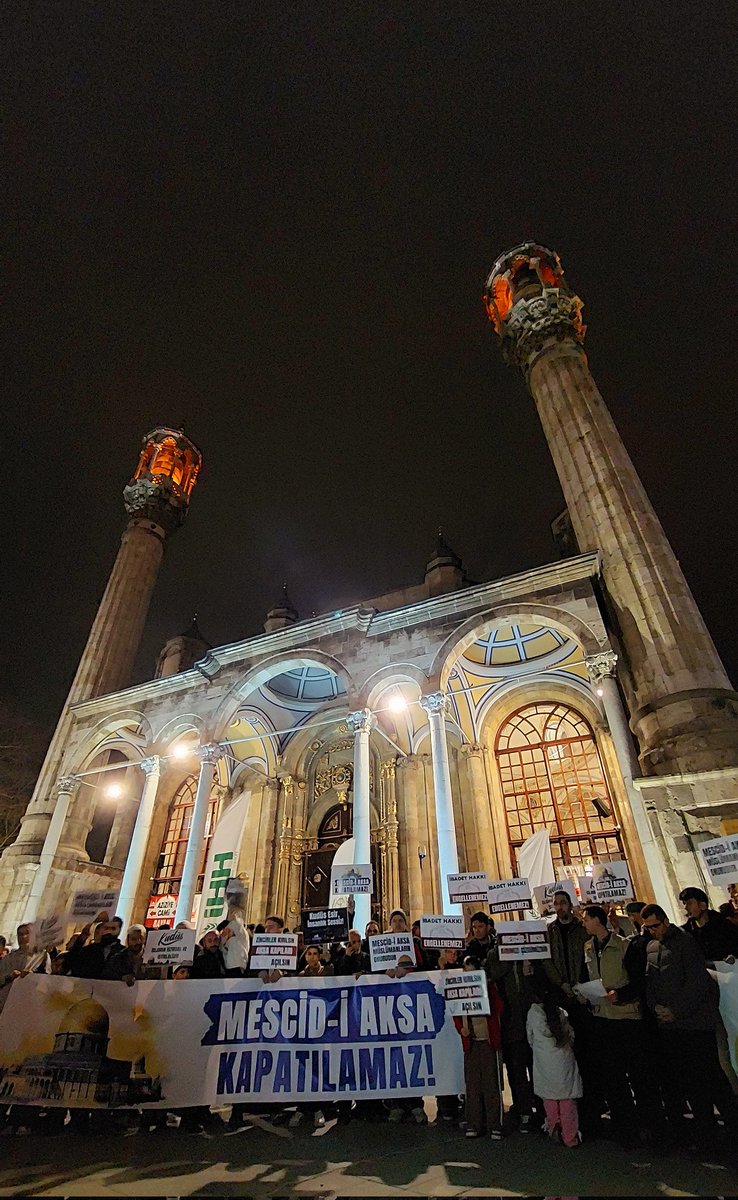 altintasme's tweet photo. Mescid-i Aksa'ya tüm Ramazan boyunca kilitler vurularak onurumuz, izzetimiz, tüm değerlerimiz ayaklar altına alındı. Susmayalım, güçlü ses çıkaralım!
#AksayaSahipÇık #OpenAqsa https://t.co/wvMQFFdFbX