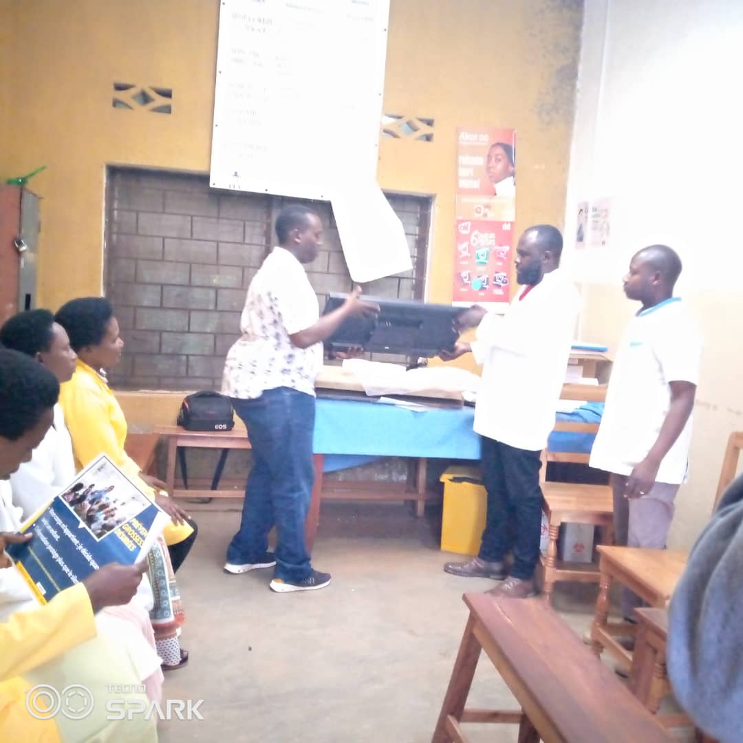 JepscoFbb's tweet photo. Aujourd’hui, le centre  #cpsco  a reçu un écran plat de la part de #TWUBAKE qui facilitera les enseignements des bénéficiaires à travers des images. 1/2
@Gitega
@msp_burundi 
@minint 
@UNFP https://t.co/bCTXjwemP4