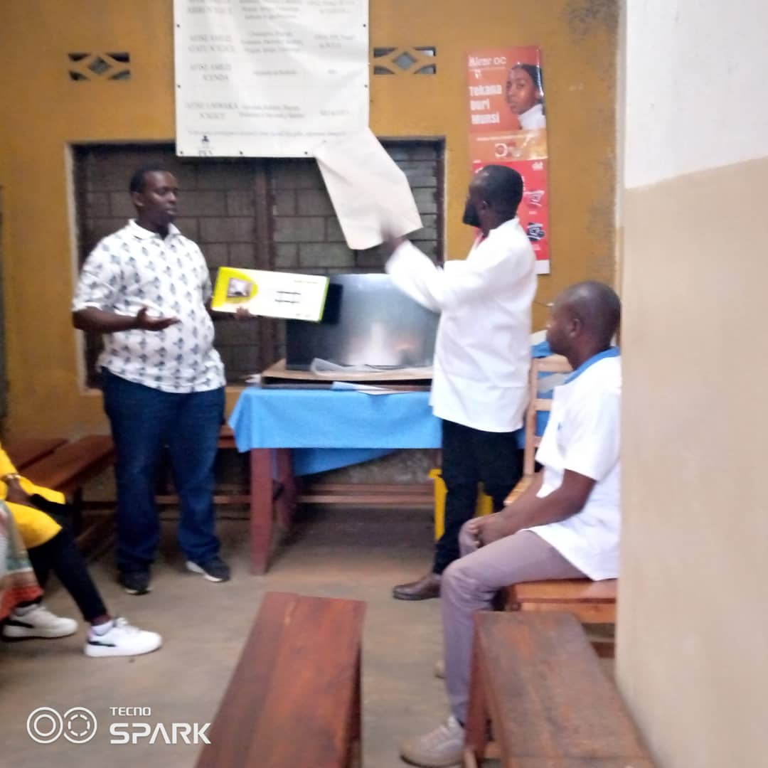 JepscoFbb's tweet photo. Aujourd’hui, le centre  #cpsco  a reçu un écran plat de la part de #TWUBAKE qui facilitera les enseignements des bénéficiaires à travers des images. 1/2
@Gitega
@msp_burundi 
@minint 
@UNFP https://t.co/bCTXjwemP4