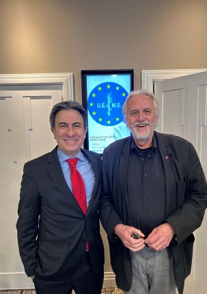 SECOMmxf's tweet image. ⚕️El Dr. Carlos Navarro Cuéllar, COMmxf del #HUGM, Pr. de Cx Maxilofacial de la #UCM, y miembro de @SECOMmxf, nombrado Deputy President of the #EBOMFS, en el marco de la #UEMS.

🍀En la imagen con el actual Presidente del EBOMFS, el Prof. Dr. Blaise Kovacs.