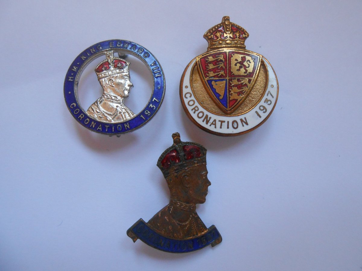 charingmarket's tweet photo. 𝗧𝗵𝗲 𝗖𝗼𝗿𝗼𝗻𝗮𝘁𝗶𝗼𝗻 𝗧𝗵𝗮𝘁 𝗡𝗲𝘃𝗲𝗿 𝗪𝗮𝘀
A coronation badge can mark more than a ceremony - it can mark a constitutional plot twist. These Edward VIII and George VI pieces show how abruptly history changed in 1936-37, and why rushed souvenirs can be the hard to find https://t.co/cAhz4pXsrH