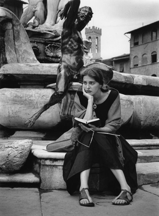 La delusione ha #dueRimedi:
voltare pagina o cambiare libro.

📸 Mario Doni - archivio 1951
